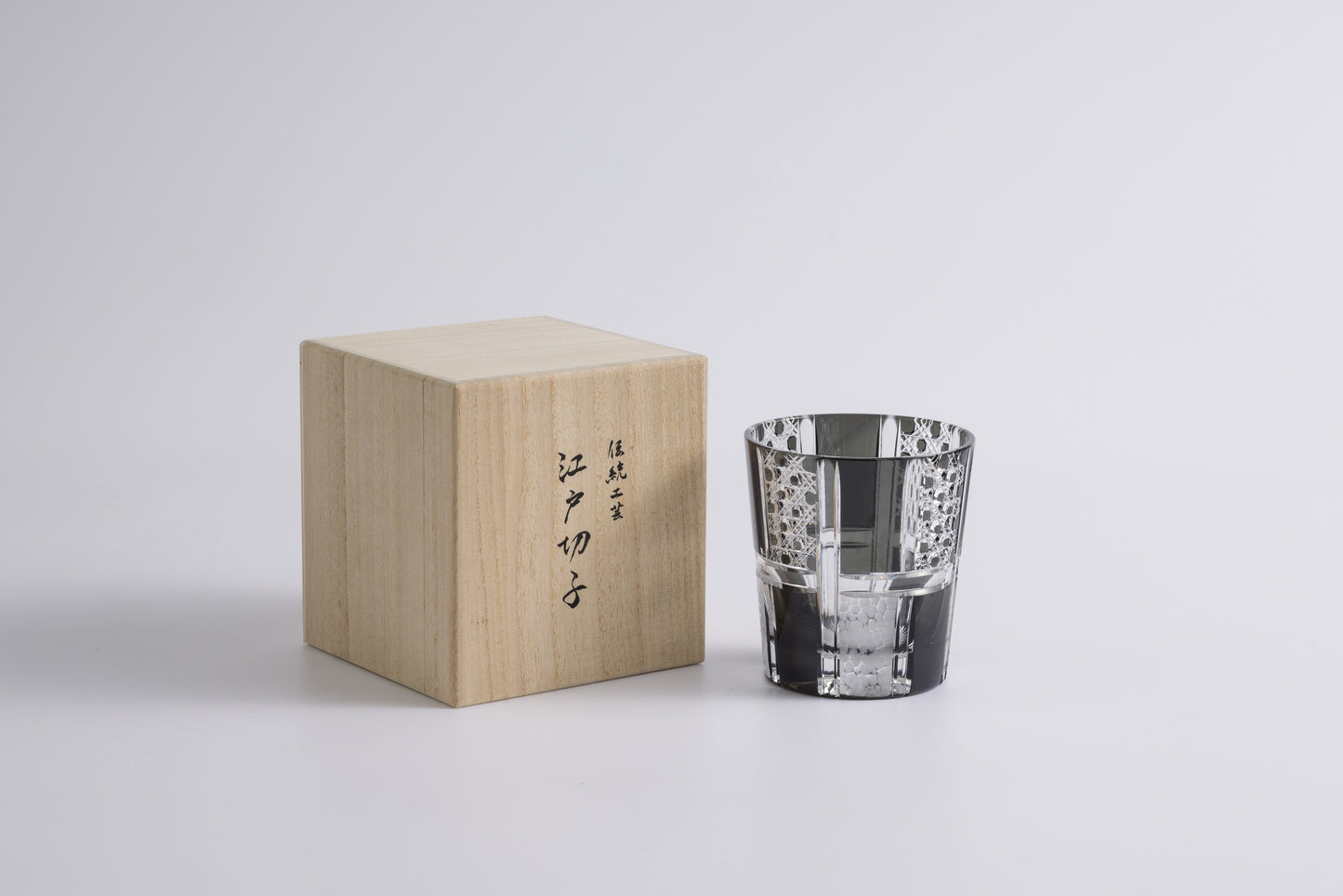 Edo Kiriko Sake Cup Ichimatsu Crest Special (Black/Crystal)